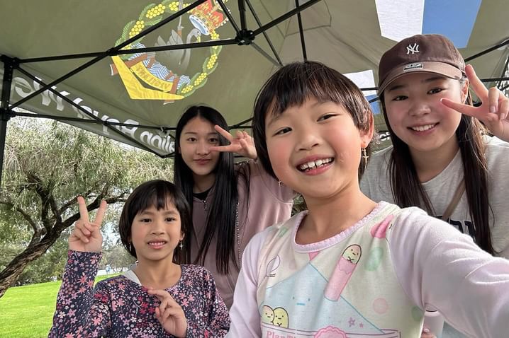ウインテック奨学金を利用してオーストラリア・パースに留学した我妻さん（写真左上）